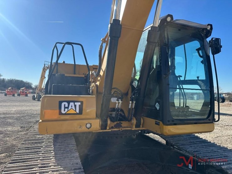 2019-caterpillar-320-image-8