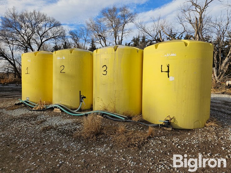 3000-gal-poly-liquid-holding-tanks-image-1