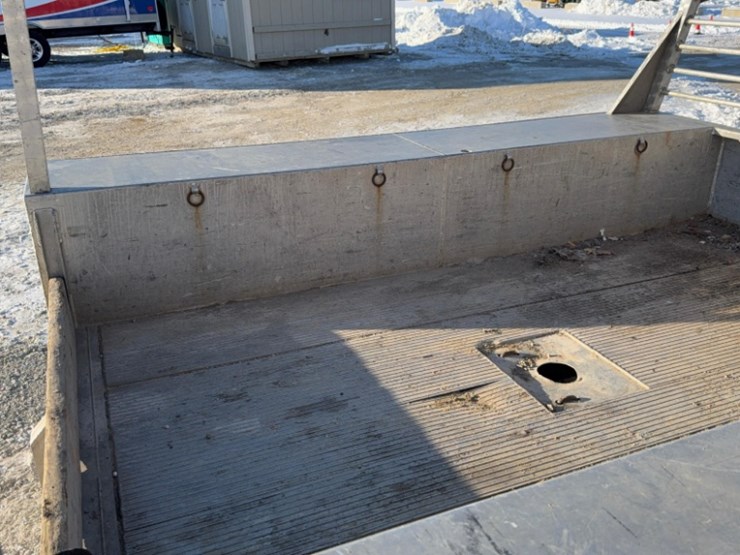 8'-8"-aluminum-truck-bed-with-ladder-rack,-spare-tire-image-6