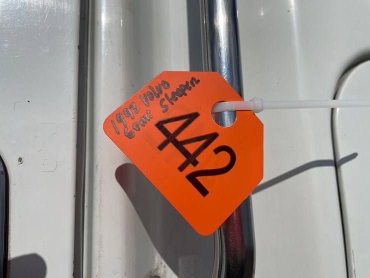 tag-#442,-1993-volvo-semi-tractor-image-2