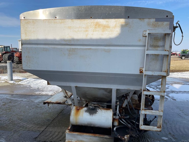 tag-#233,-chandler-16-ton-2-compartment-dry-fertilizer-tender-box-image-9