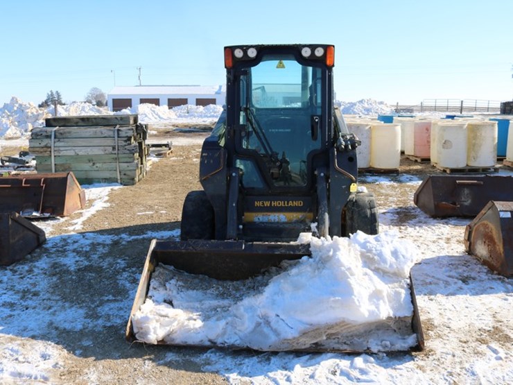 new-holland-l220-image-2