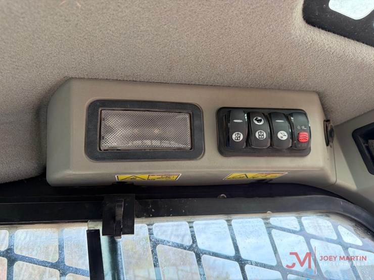 2015-caterpillar-299d-image-19