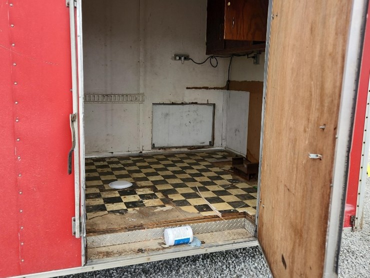 26'x7'-haulmark-enclosed-trailer---red,-back-door-ramp,-side-door,-tandem-axle-image-2