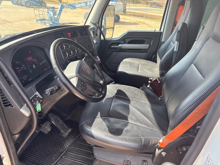 2023-kenworth-t880-image-10
