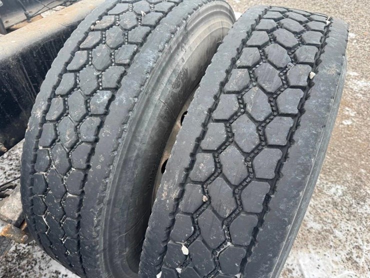 2017-peterbilt-567-image-21