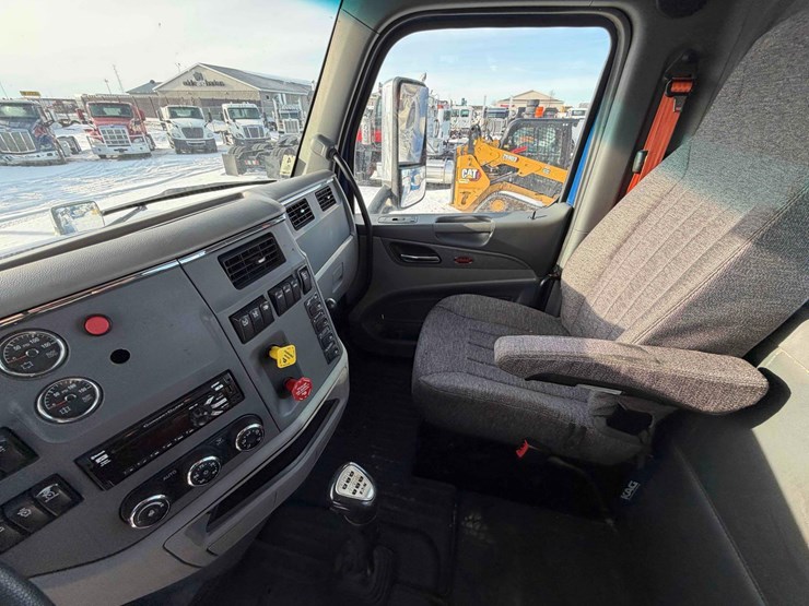 2015-peterbilt-579-image-43