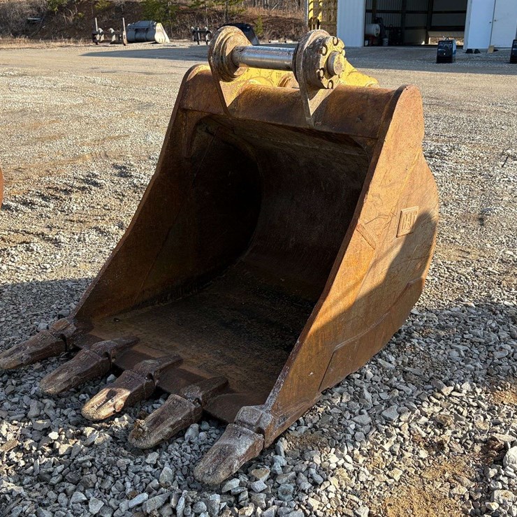 CAT 326FL 48" Excavator Bucket with Teeth