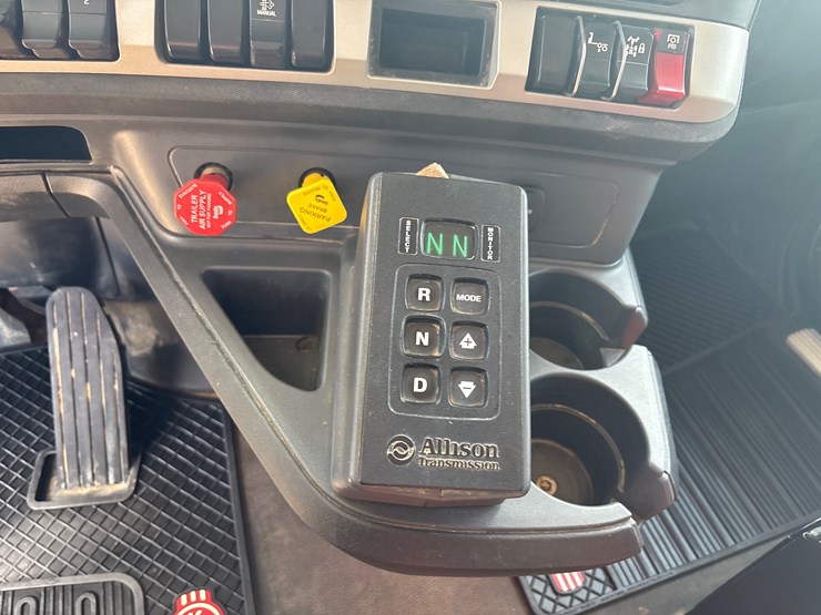 2023-kenworth-t880-image-13