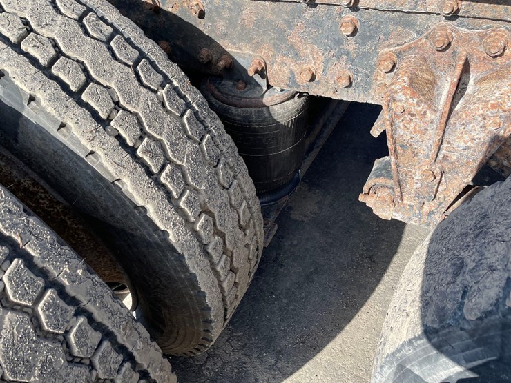 tag-#442,-1993-volvo-semi-tractor-image-6