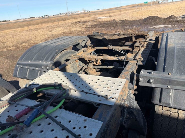 2012-freightliner-coronado-122-sleeper-image-10