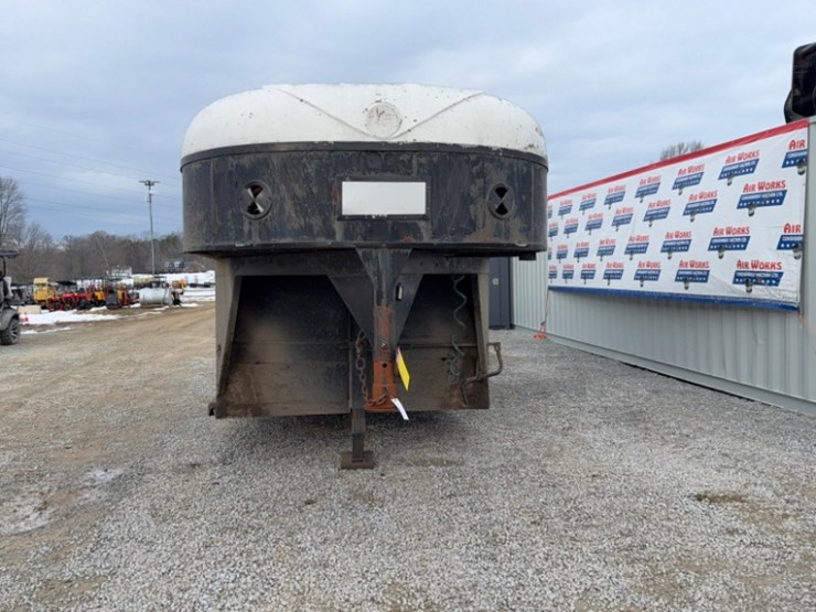 16'-gooseneck-livestock-trailer,-tandem-axle-image-9