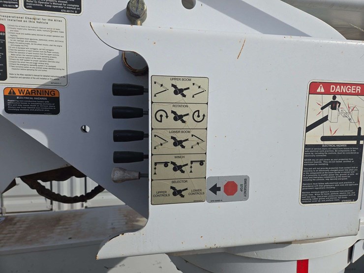 2013-freightliner-m2-106-image-31