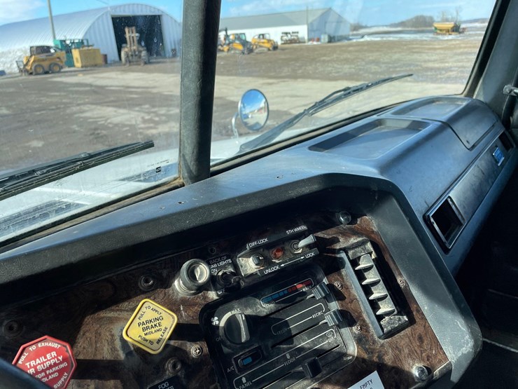 tag-#442,-1993-volvo-semi-tractor-image-28