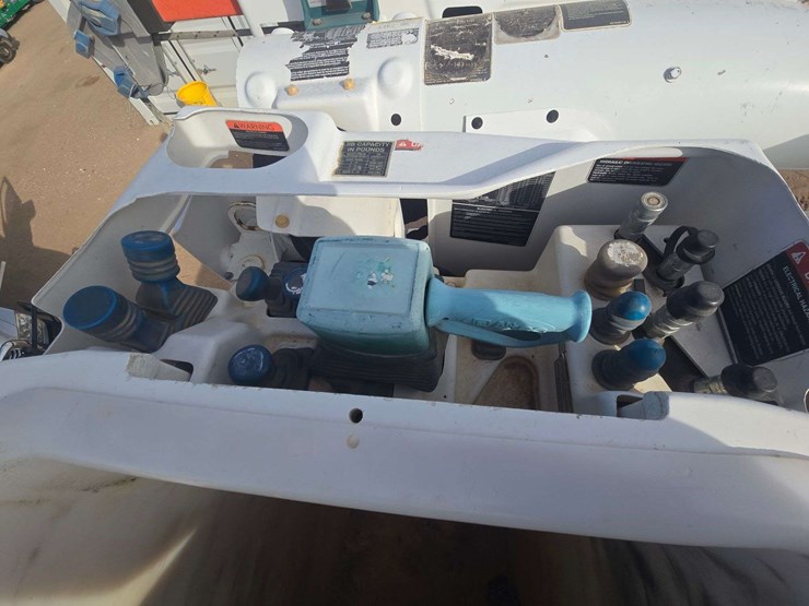 2013-freightliner-m2-106-image-32