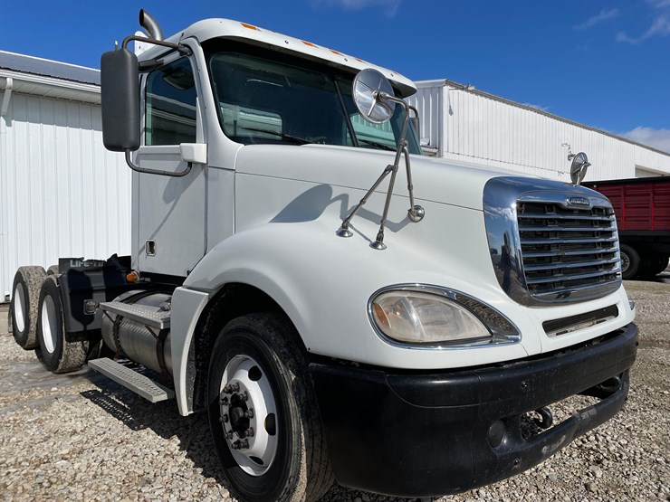 tag-#412,-2013-freightliner-semi-image-21