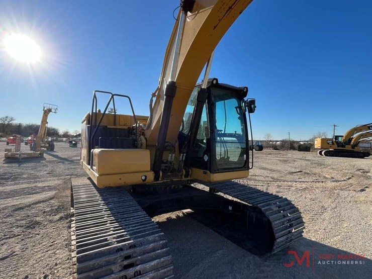 2019-caterpillar-320-image-6