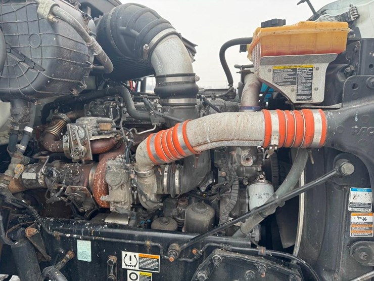 2017-peterbilt-567-image-10