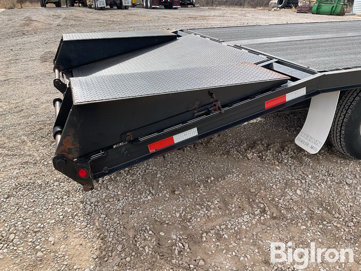 2001-titan-trailer-image-18