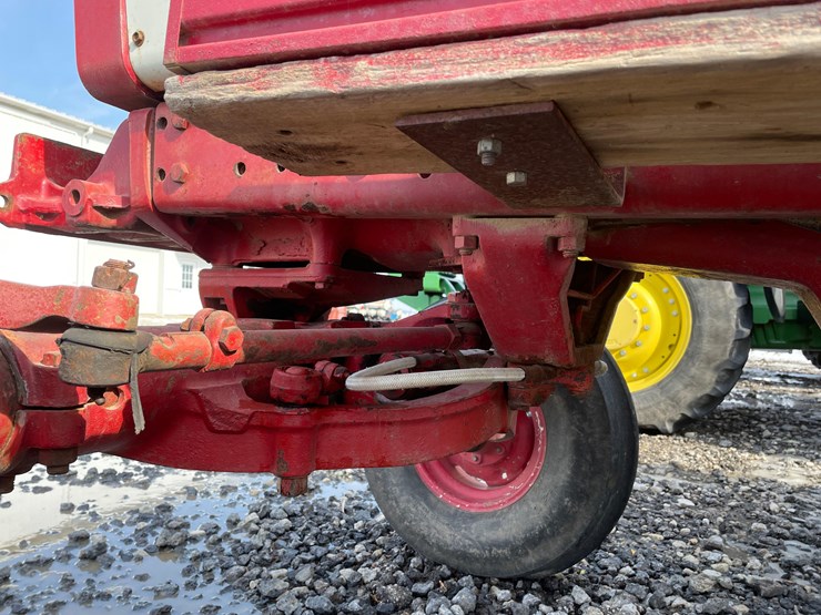 tag-#312,-1981-ih-886-diesel-tractor-image-5