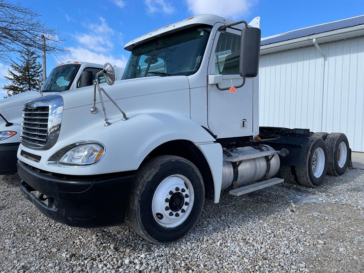 tag-#412,-2013-freightliner-semi-image-1