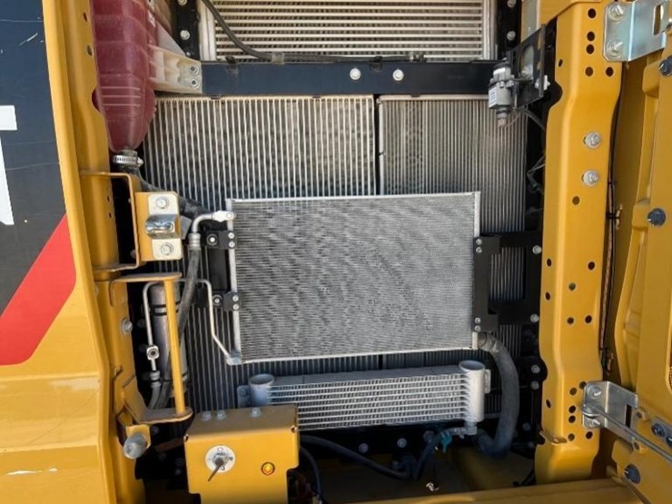 2019-caterpillar-320-image-17