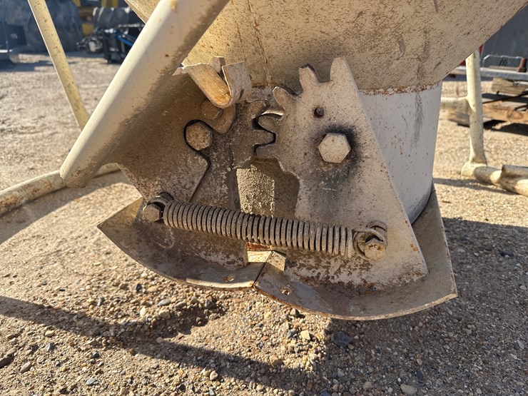 #5352-•-gar-bro-concrete-bucket-image-5