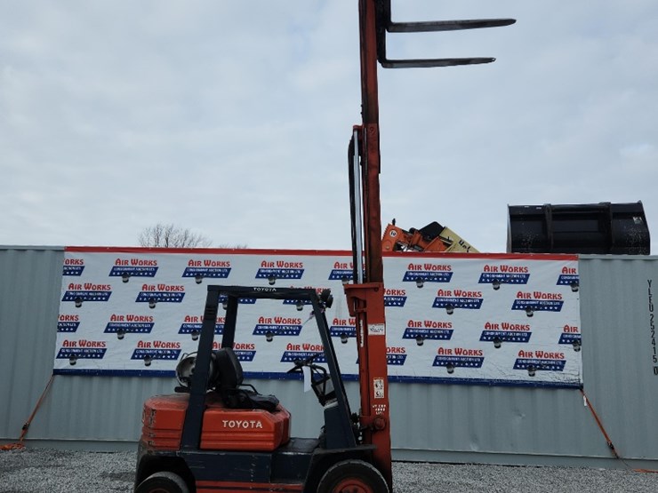 toyota-fork-lift-sn#-405-fg25-15759,-7,356-hrs-3-mast,-48"-forks,-3550lb-cap,-duel-fuel,-solid-tires-image-2