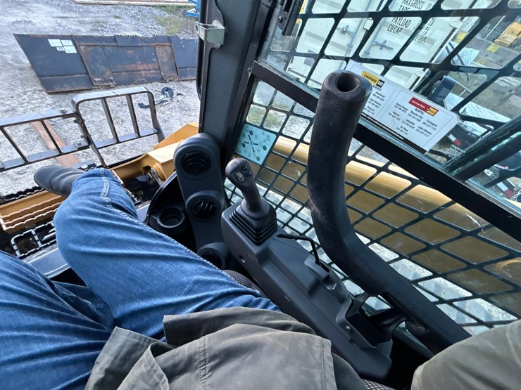 2023-caterpillar-299d3-image-16