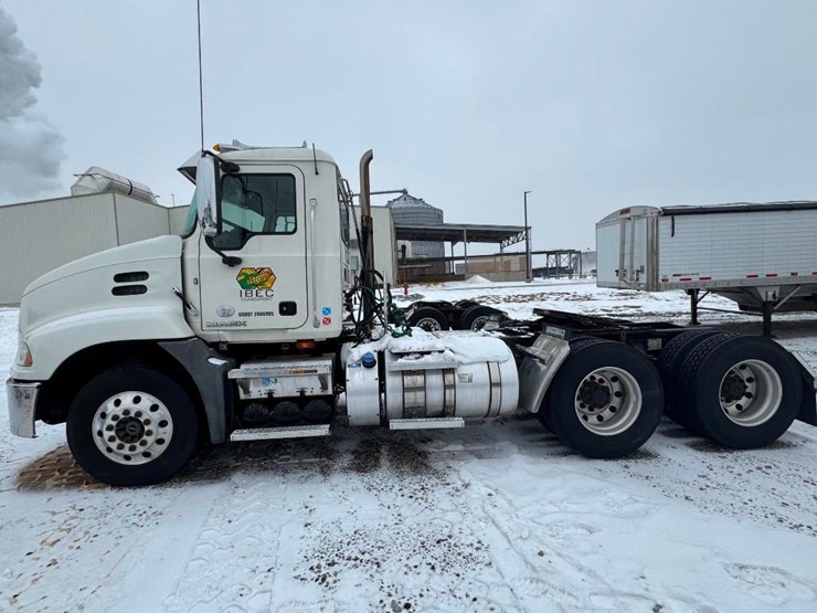 2018-mack-cxu613-day-cab-image-5