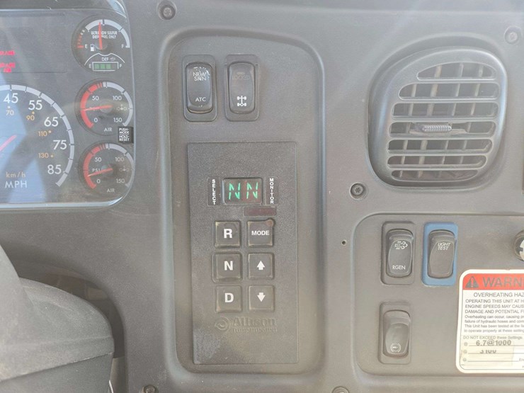 2013-freightliner-m2-106-image-43