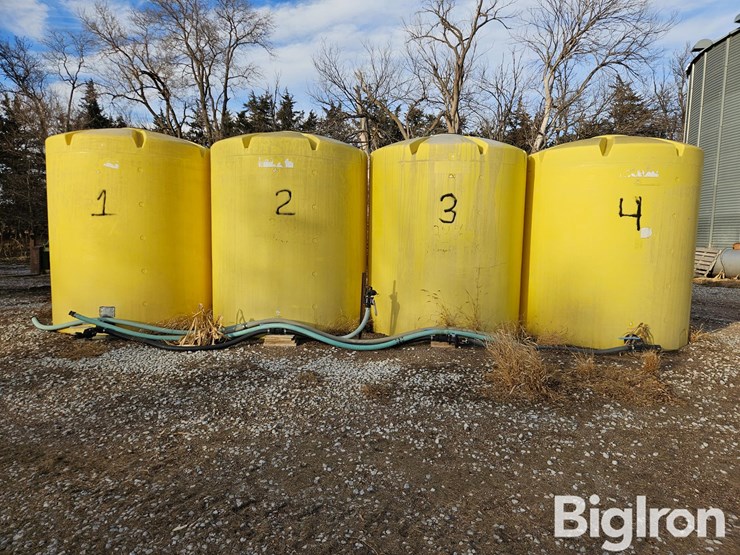 3000-gal-poly-liquid-holding-tanks-image-3