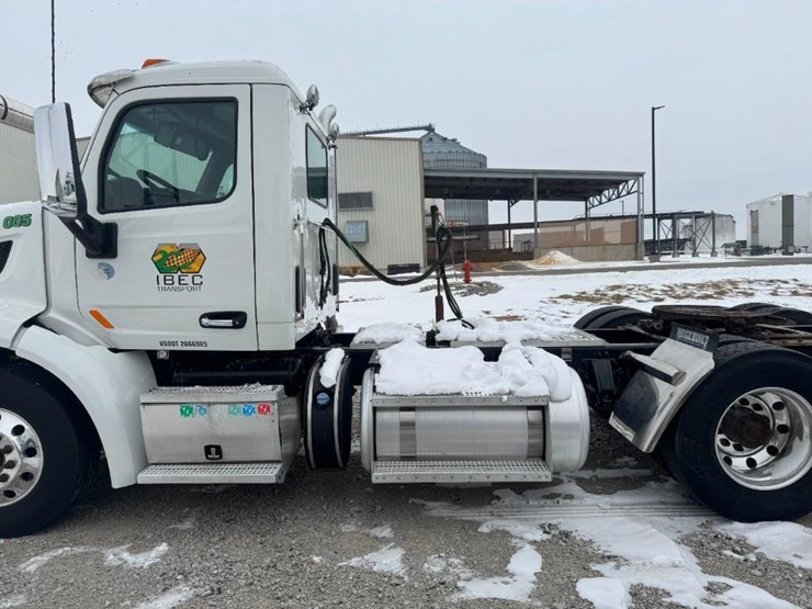 2017-peterbilt-567-image-7