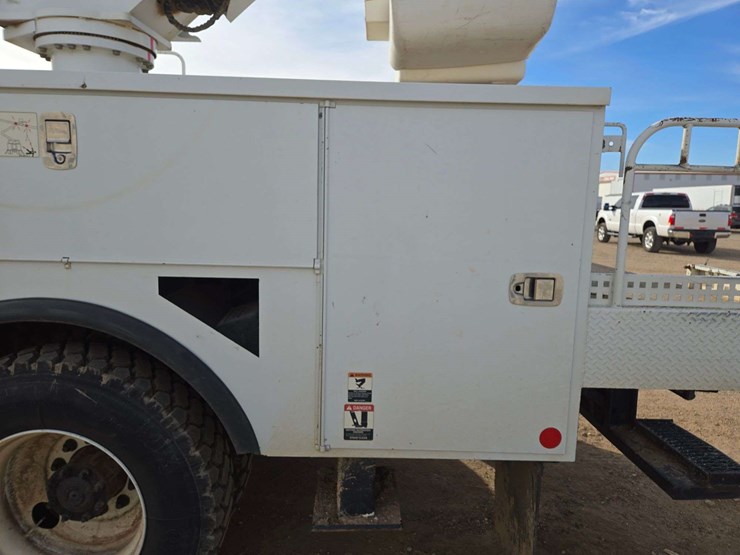 2013-freightliner-m2-106-image-7