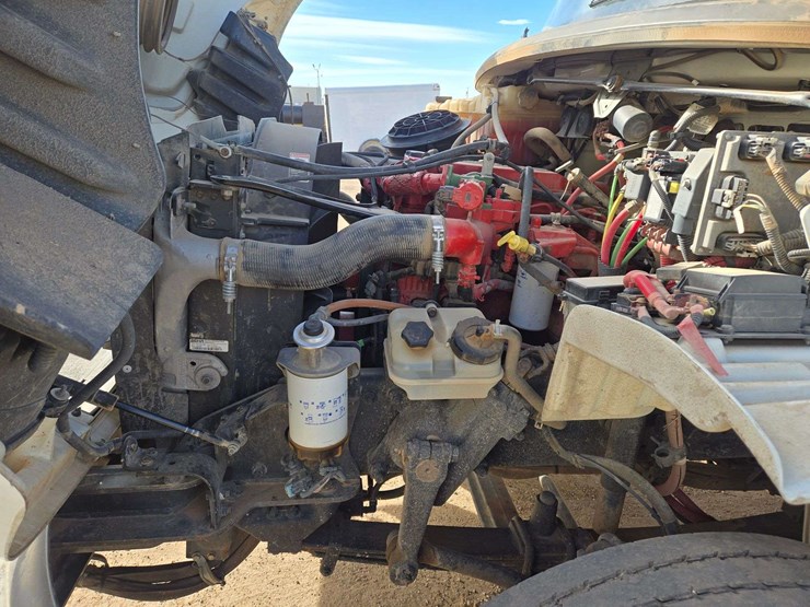 2013-freightliner-m2-106-image-48