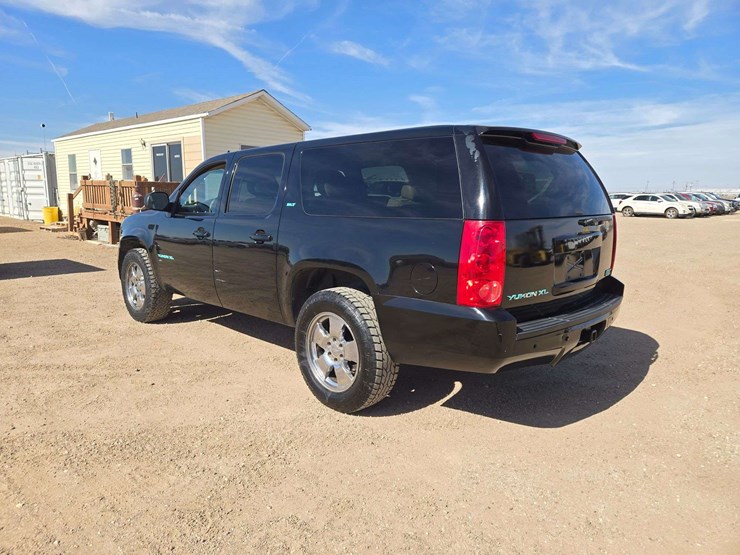 2011-gmc-yukon-xl-image-4
