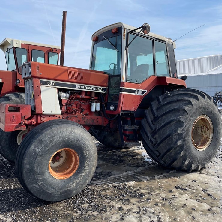 Tag #320, 1981 IH 1586 tractor