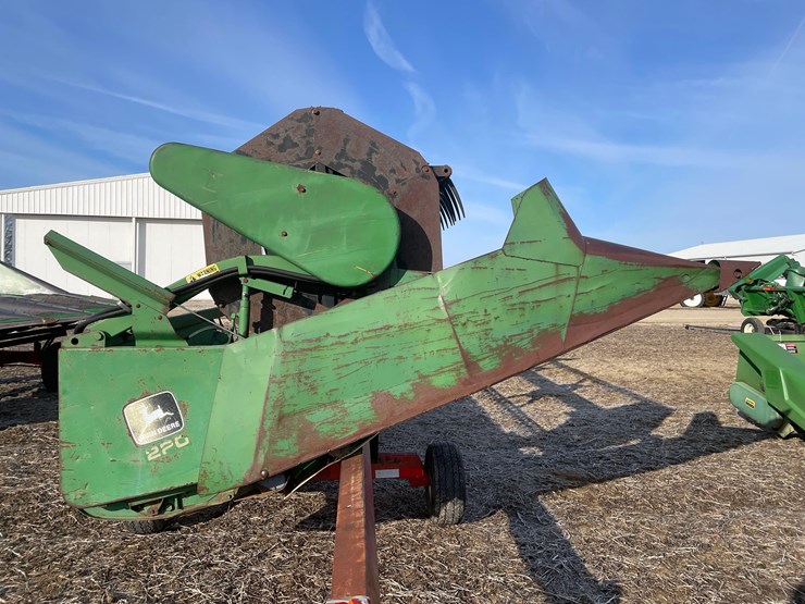 john-deere-220-image-8