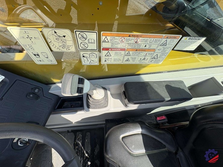 2019-caterpillar-tl642d-image-51