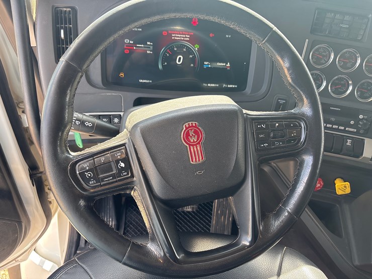 2023-kenworth-t880-image-15