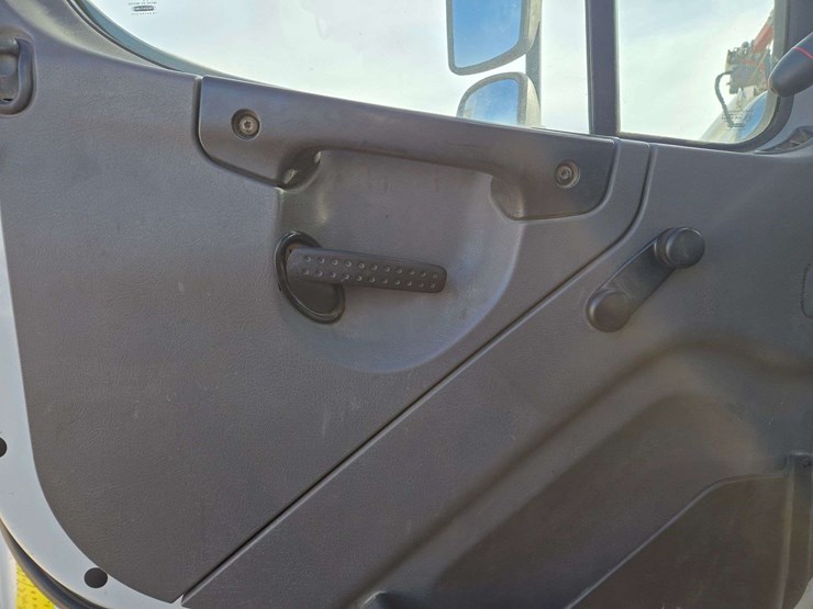 2013-freightliner-m2-106-image-38