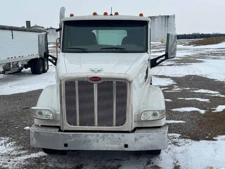 2017-peterbilt-567-image-8