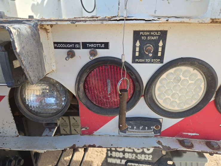 2013-freightliner-m2-106-image-36