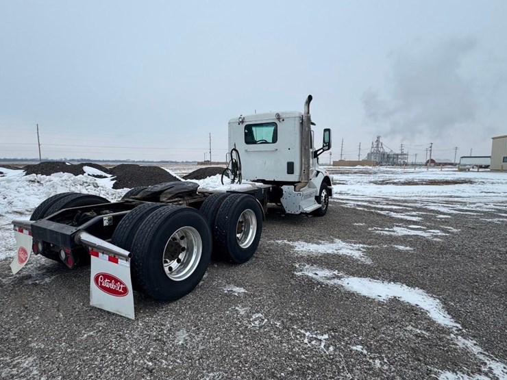 2017-peterbilt-567-image-3