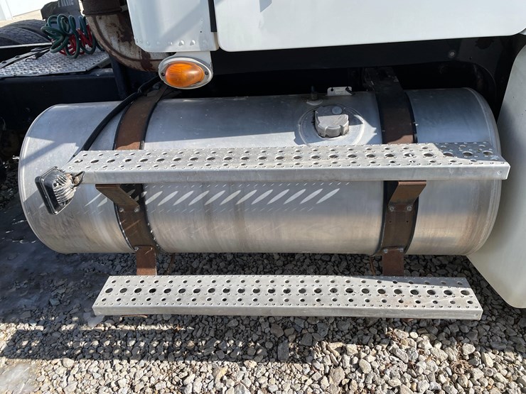 tag-#412,-2013-freightliner-semi-image-19