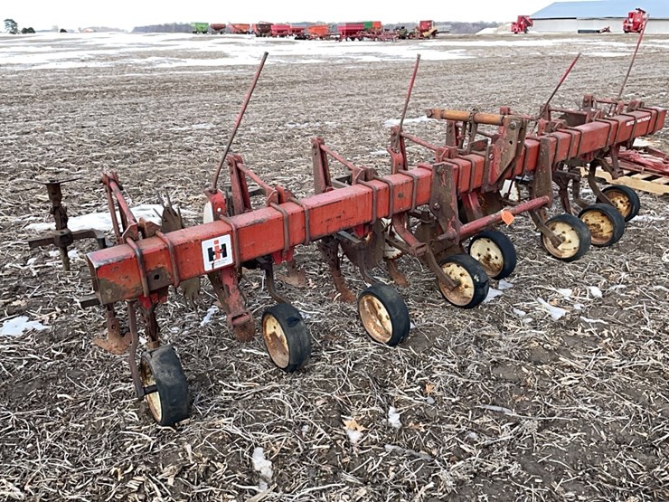 tag-#68,-ih-8-row-cultivator-image-1