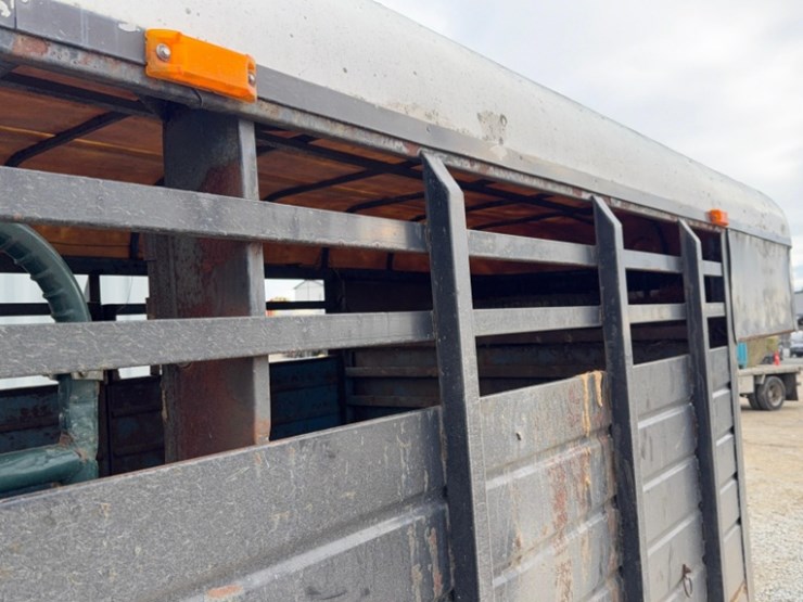 16'-gooseneck-livestock-trailer,-tandem-axle-image-14