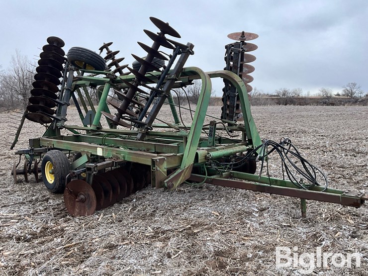 john-deere-235-image-3