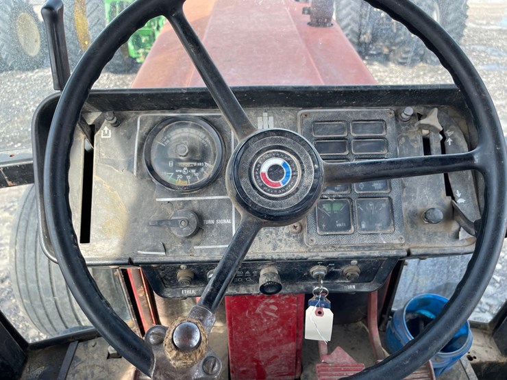 tag-#320,-1981-ih-1586-tractor-image-20