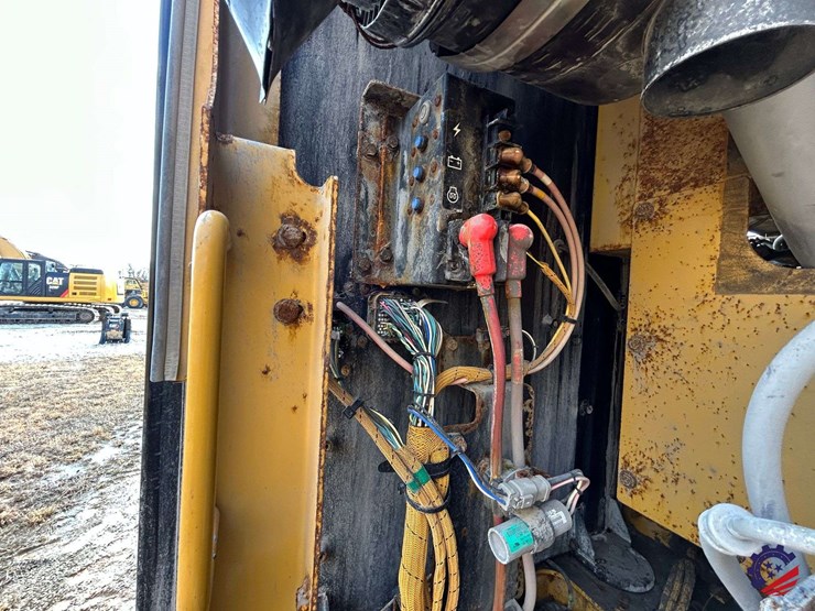 2017-caterpillar-318fl-image-92